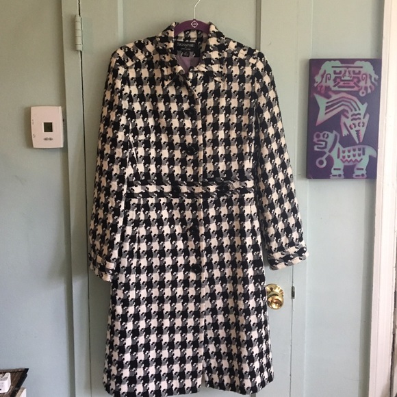 Larry Levine Jackets & Blazers - Larry Levine Signature navy/white coat Size6