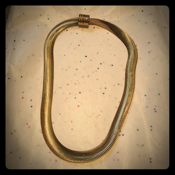 Gold ribbed, magnet closure necklace
