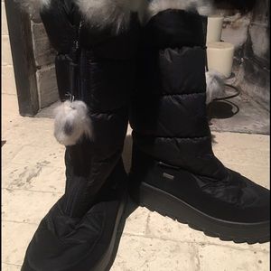 Black boots with white fur