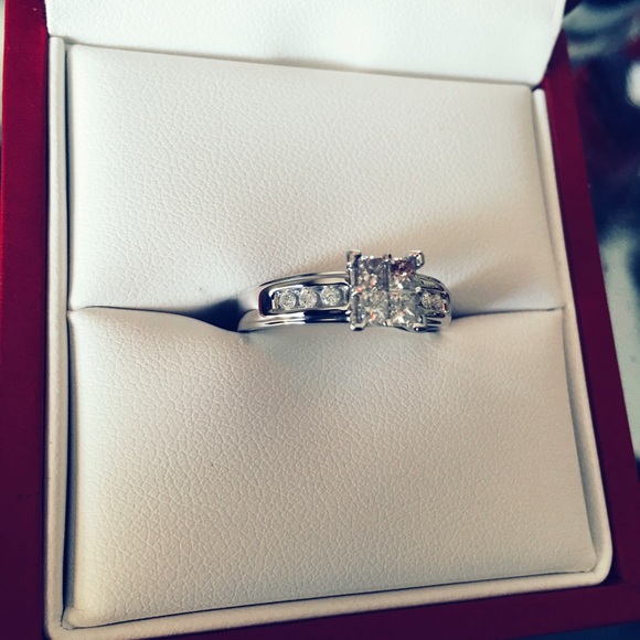 Engagement ring - Picture 2 of 3