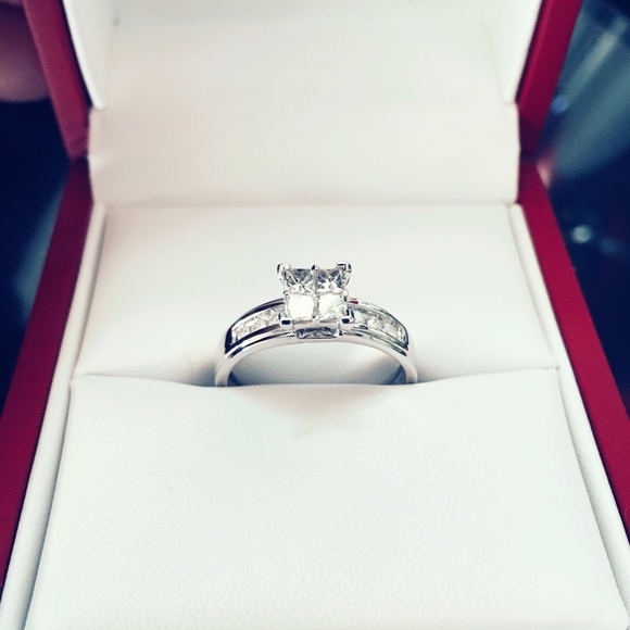 Engagement ring - Picture 3 of 3