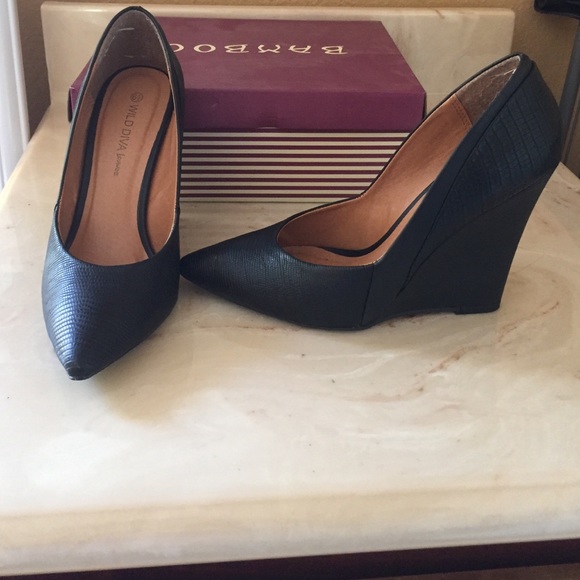 Black wedges