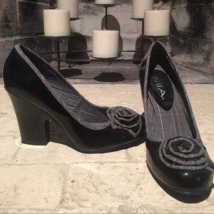 Black shoes and white trim w/ a flower on the top