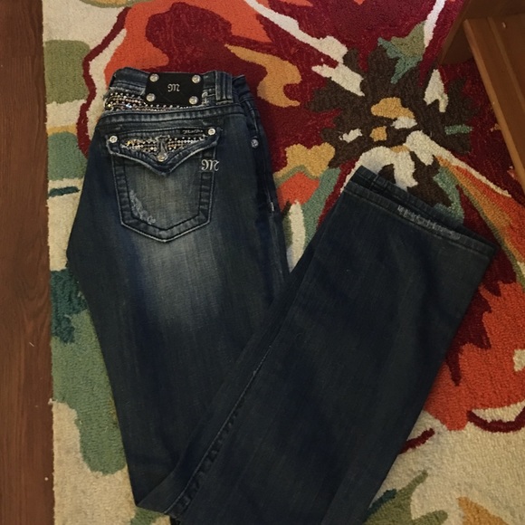 NWT MISS ME JEANS WITH RHINESTONES ON POCKETS.