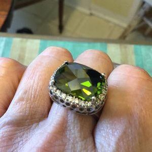💚Green sparkly fashion ring💚Size 7