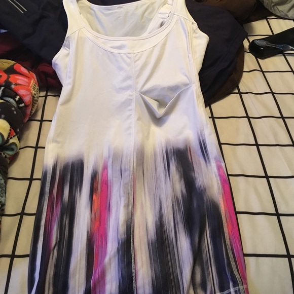 Lululemon white work out tank w/bra built in