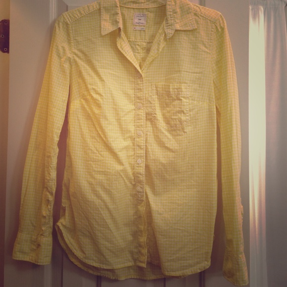 Gap yellow and white gingham button up shirt.