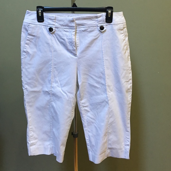 Capri pant in white, sits right at the knee