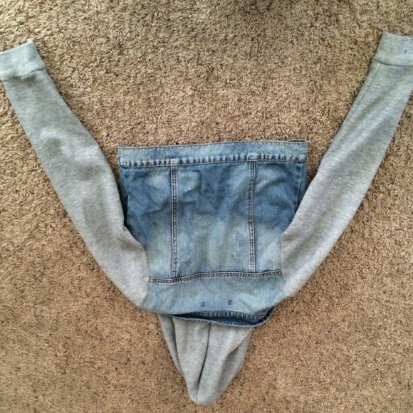 Medium wash jean jacket - Picture 3 of 3