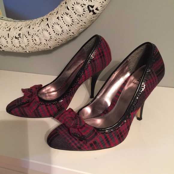Plaid fabric pump with bow