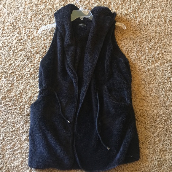 Black fuzzy vest. - Picture 3 of 4