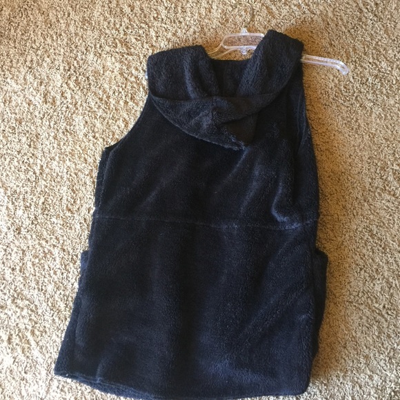 Black fuzzy vest. - Picture 4 of 4