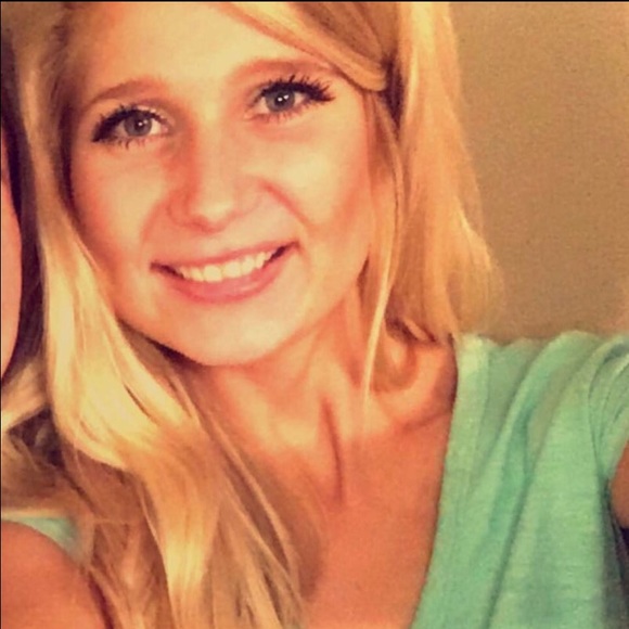 Meet your Posher, Izzy! ✨ - Picture 2 of 4