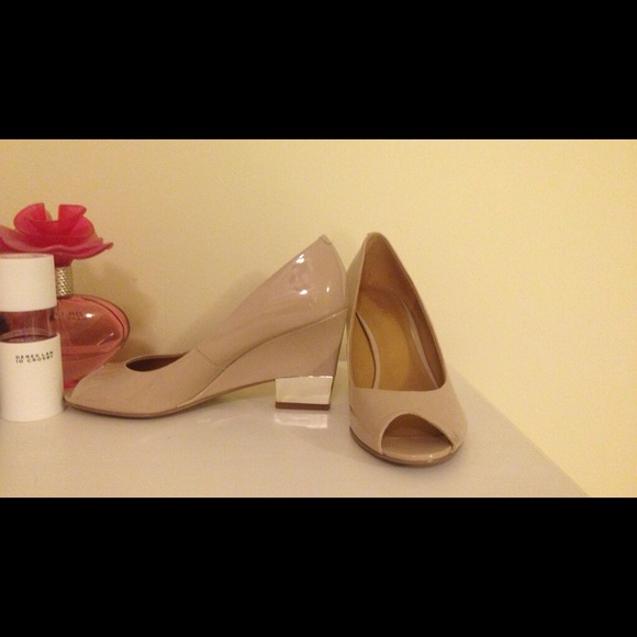 NineWest nude gold detailed peeptoe wedges size6,5
