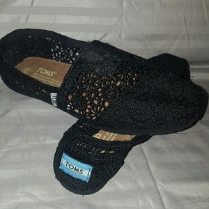 Toms, floral lace