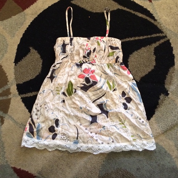 Floral top with lace detailing - Picture 1 of 4