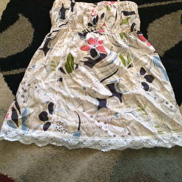 Floral top with lace detailing - Picture 2 of 4