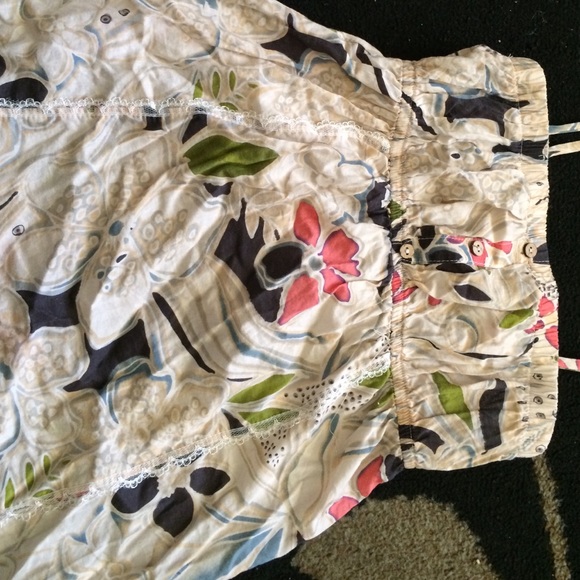 Floral top with lace detailing - Picture 3 of 4