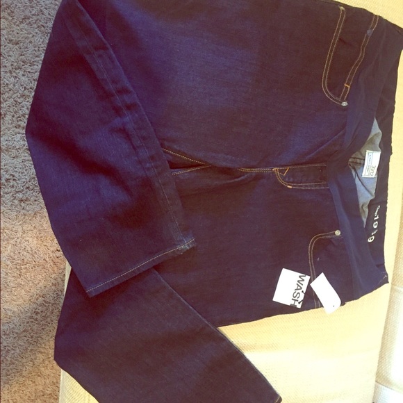 NWT Gap Always Skinny maternity crops. Size 31.
