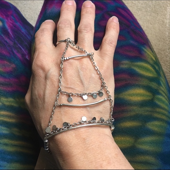 American Eagle Outfitters Jewelry - LAST ONE! NWT silvertone hand jewelry