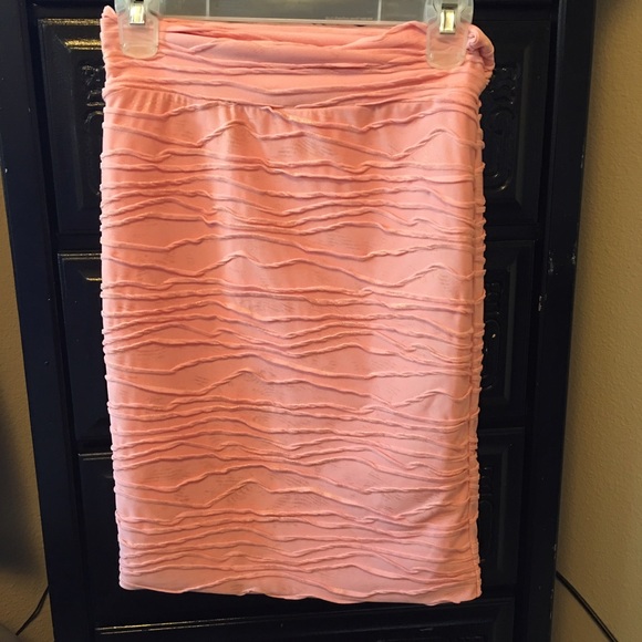 Pin skirt pink with ruffles