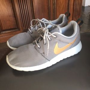 Nike Roshe size 7