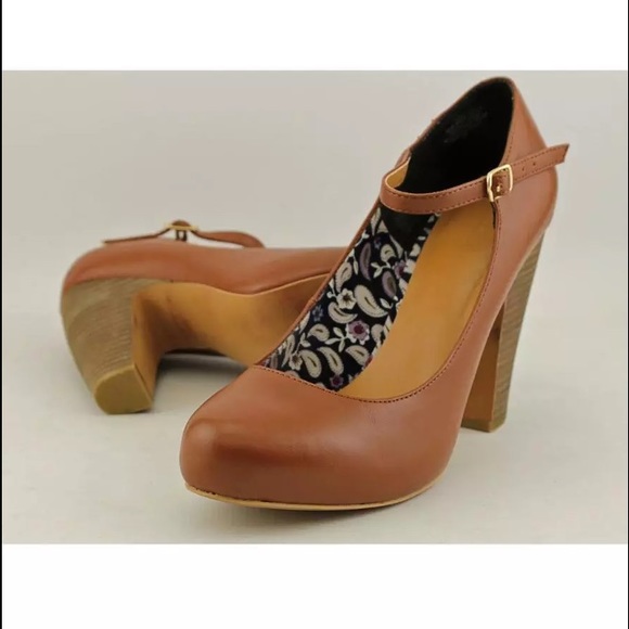 Crown Vintage tan pumps