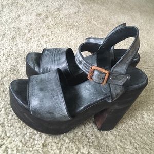 Super cute size 8 Freebird by Steven sandals!