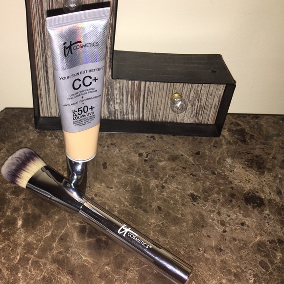 IT COSMETICS -foundation & brush