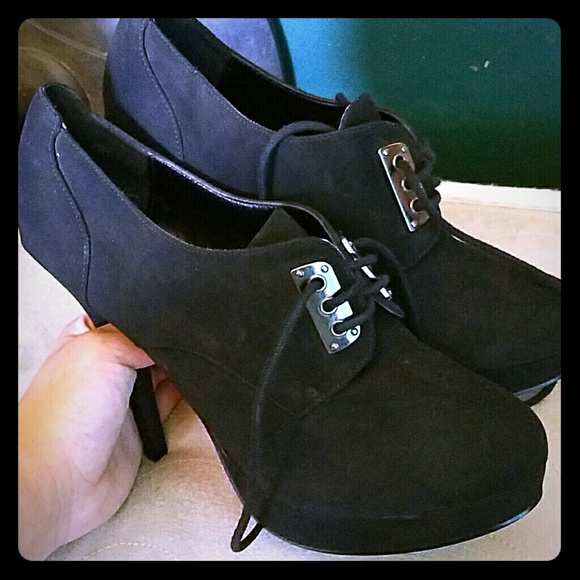 Size 9 black suede material pumps