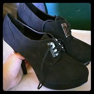 Size 9 black suede material pumps