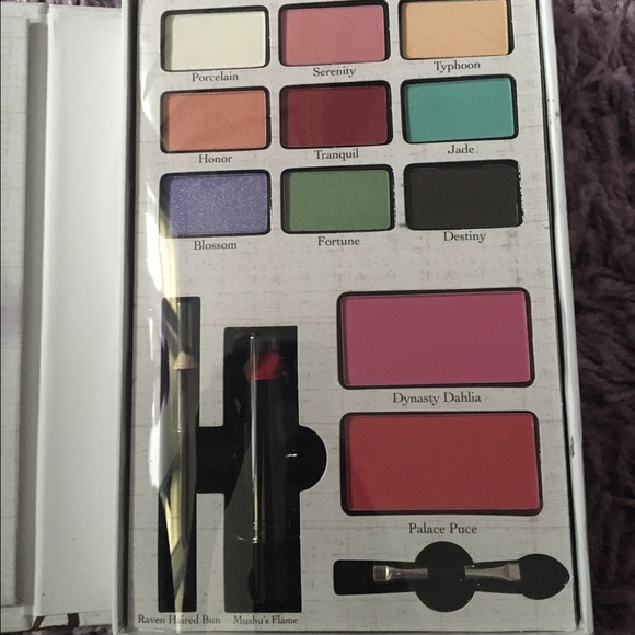 Mulan Dare To Dream Beauty Book! - Picture 2 of 3