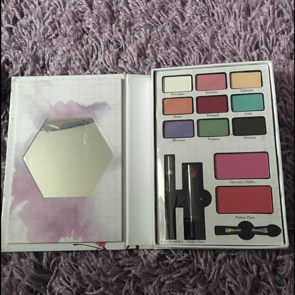 Mulan Dare To Dream Beauty Book! - Picture 3 of 3