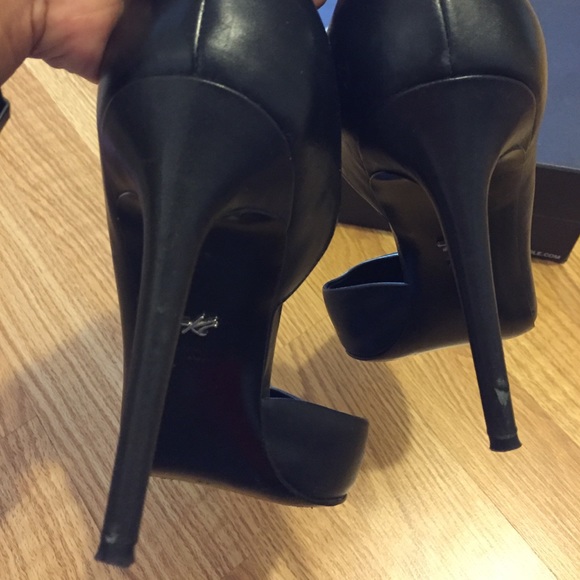 Kenneth Cole black stilettos - Picture 3 of 5