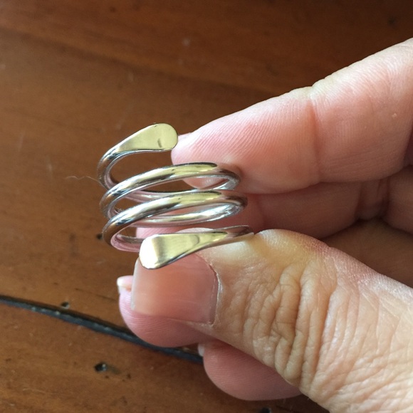 Lia Sophia ring size 8 - Picture 2 of 3