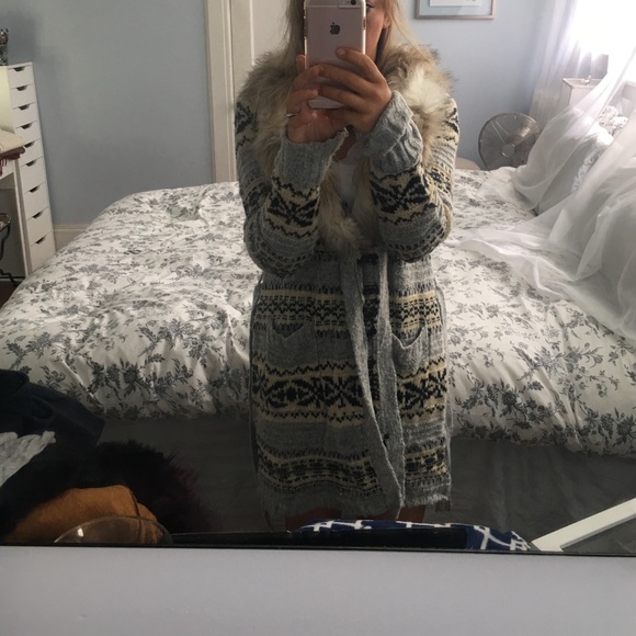 🚫SOLD🚫Cozy Sweater w/ removable faux fur collar - Picture 2 of 3