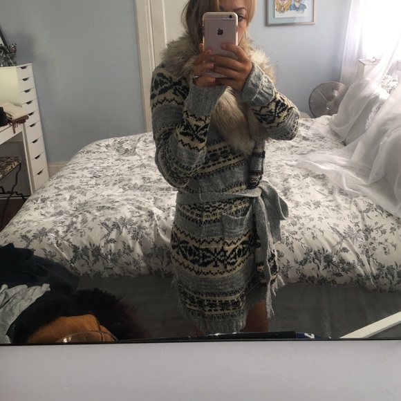 🚫SOLD🚫Cozy Sweater w/ removable faux fur collar - Picture 3 of 3