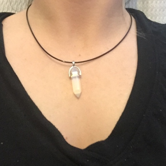Hexagonal quartz crystal healing necklace - Picture 2 of 3
