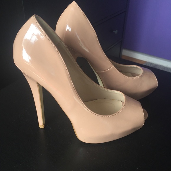 Patent nude peep toe pumps