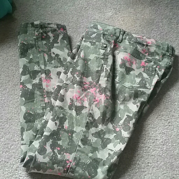 Sale...EUC Juniors plus Butterfly Camp pants 16