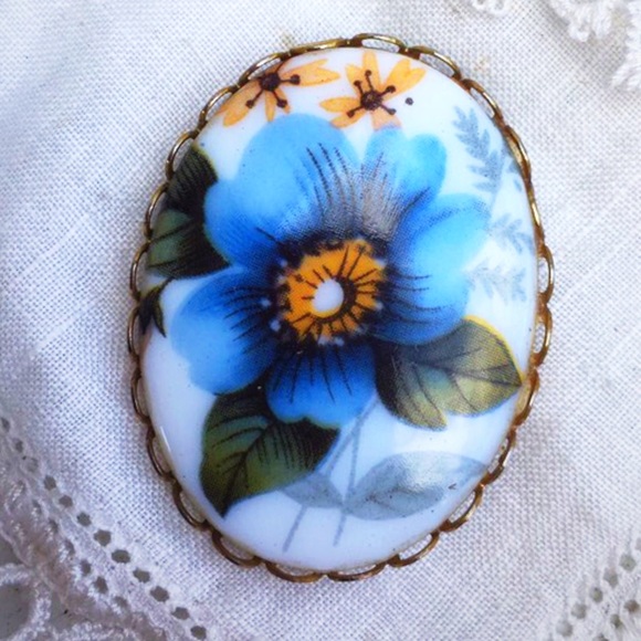 PAINTED Enamel Vintage Clip or Brooch - Picture 1 of 3
