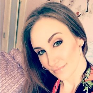 Meet your Posher, Mona