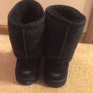 Size 7 short black ugg boots