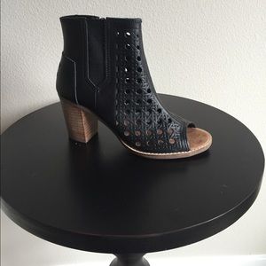 TOM'S black leather basket woven peep toed bootie.
