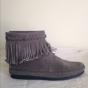MINNETONKA High-Top Suede Fringe Bootie, size 8