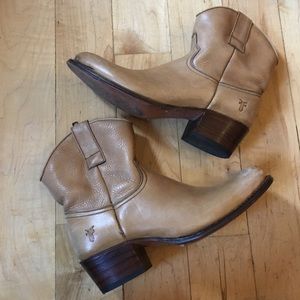 Tan FRYE boots size 6 Tan FRYE boots size 6