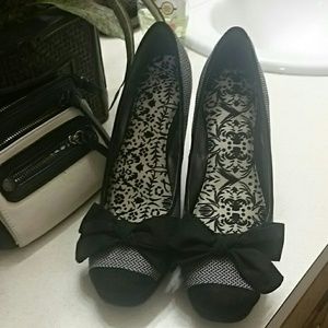 Gorgeous bowed high heels.   Reposhing too high.