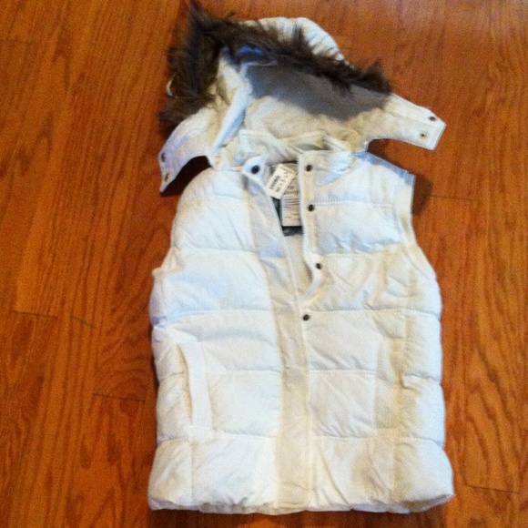 Aeropostale hooded vest, never worn