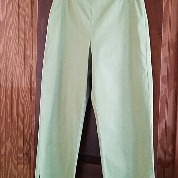 🔴GONE GIFT🔴 BEAUTIFUL CELERY GREEN CROP PANTS - Picture 2 of 3