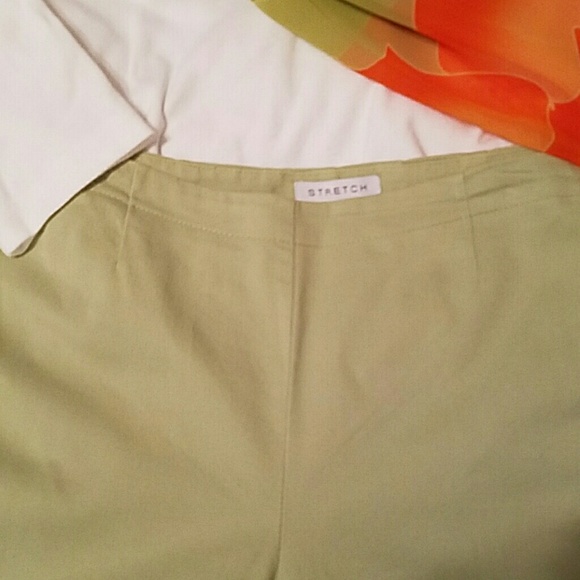 🔴GONE GIFT🔴 BEAUTIFUL CELERY GREEN CROP PANTS - Picture 3 of 3